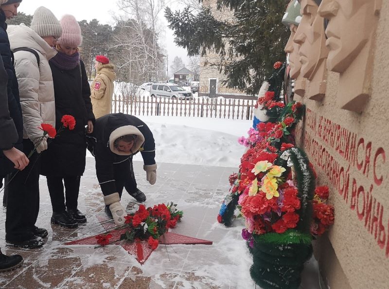 Церемония возложения цветов, посвященная годовщине со дня полного снятия блокады Ленинграда.